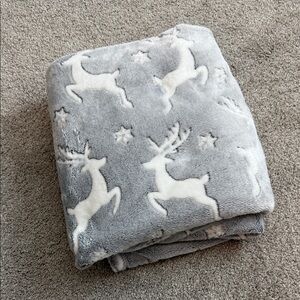 Mainstays Festive Gray and White Reindeer Blanket